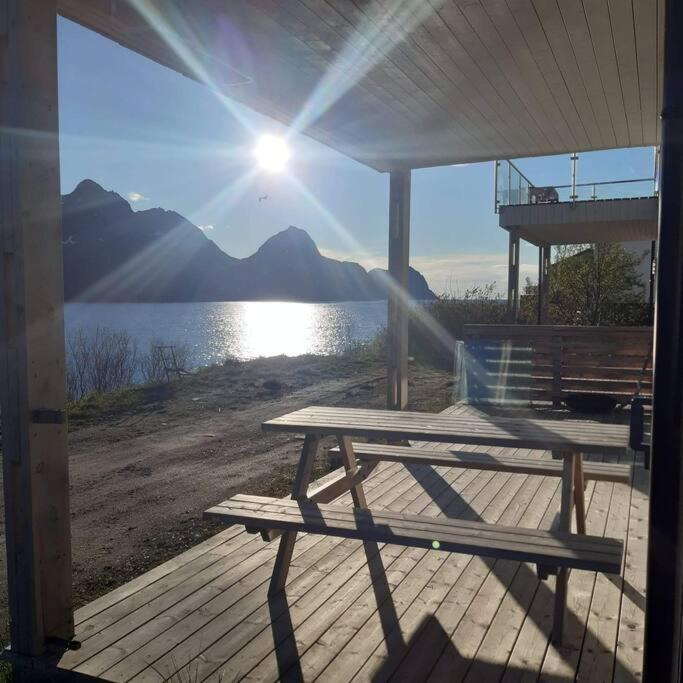 Senja, Husoy I Senja. Leilighet Med Utsikt Over Fjord Og Fjell Tofta Bagian luar foto