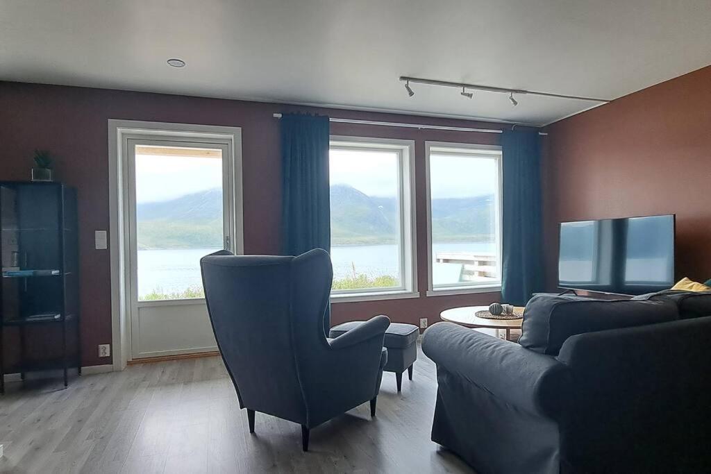 Senja, Husoy I Senja. Leilighet Med Utsikt Over Fjord Og Fjell Tofta Bagian luar foto